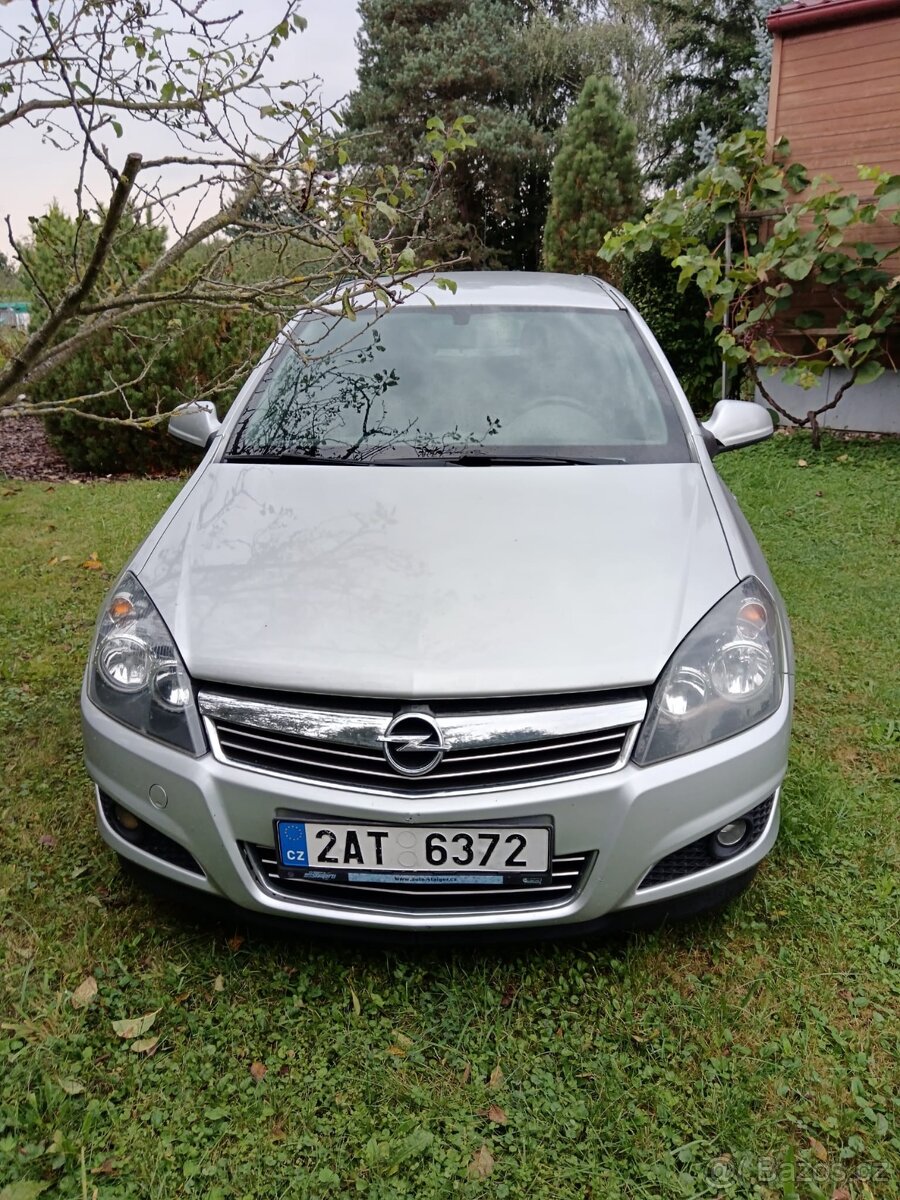 Opel Astra kombi 1.6 85kW, 2012