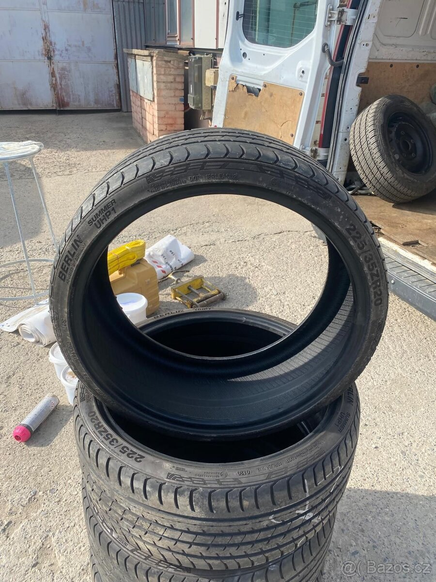 Pneu 225/35 r20