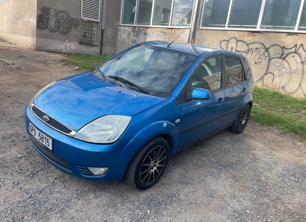 Ford Fiesta 1.3i 51 KW, Nová STK ALU kola, zimní pneu