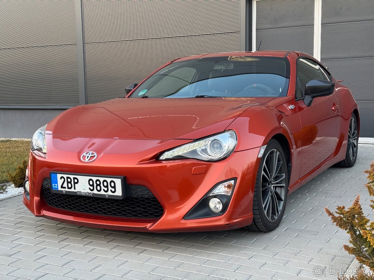 Toyota GT86 , hot lava metalíza, 2012, 195 tis km.