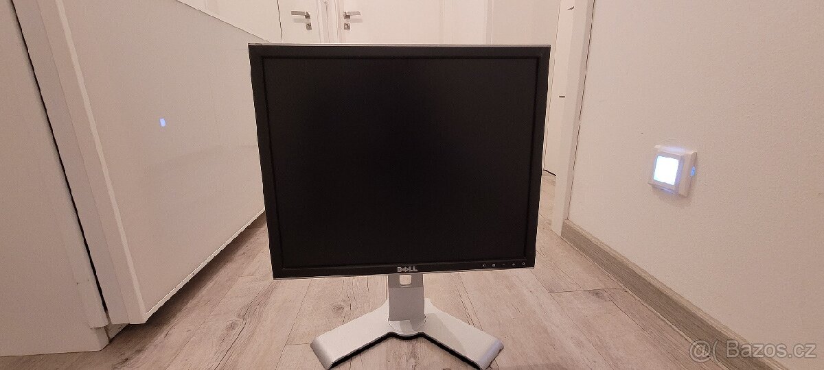 Monitor DELL úhlopříčka 19 "(48 cm)
