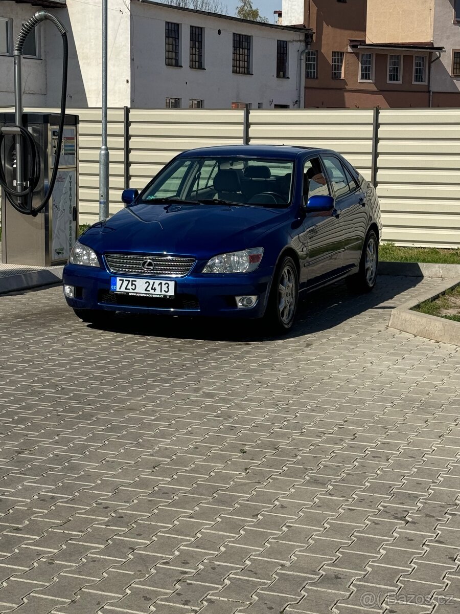 Lexus is200