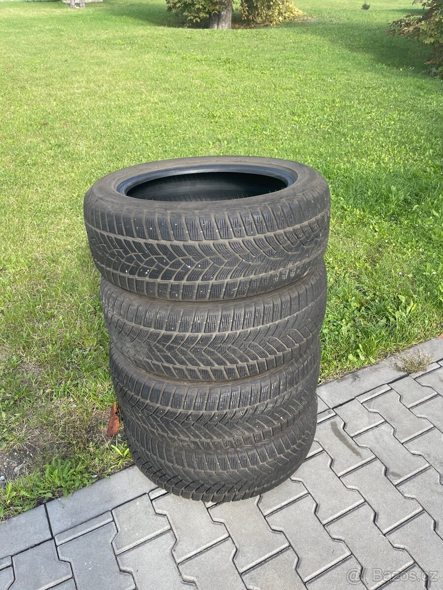 Zimní Goodyear 215/55 r17 98v