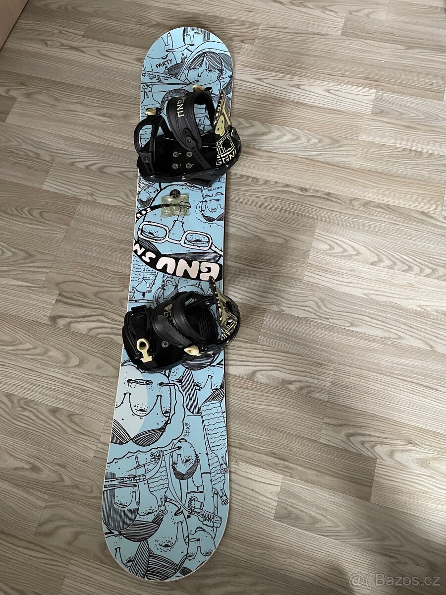 Nový snowboard GNU 158 cm + vázání GNU Street. Pův.c. 16200,