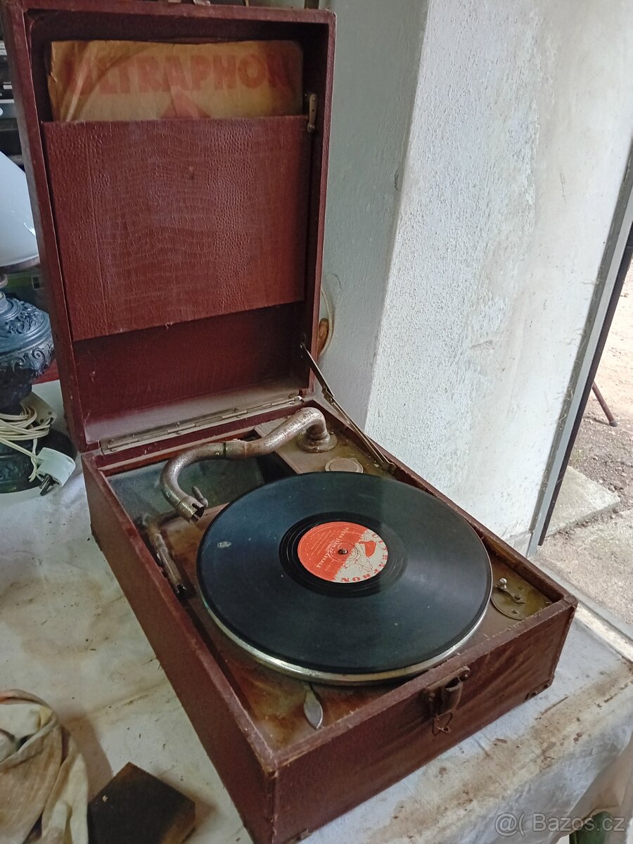 Starý gramofon na kliku