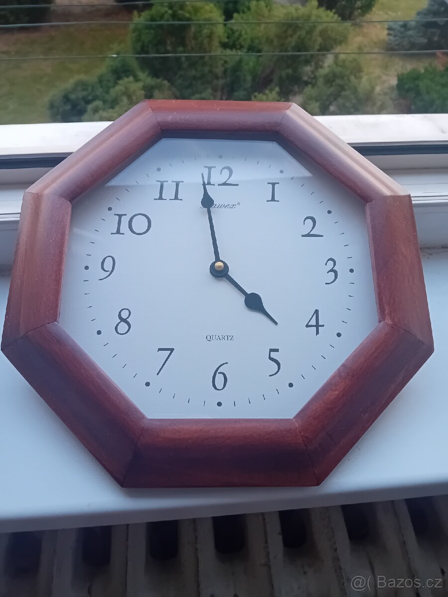 Nove,dřevěné hodiny
