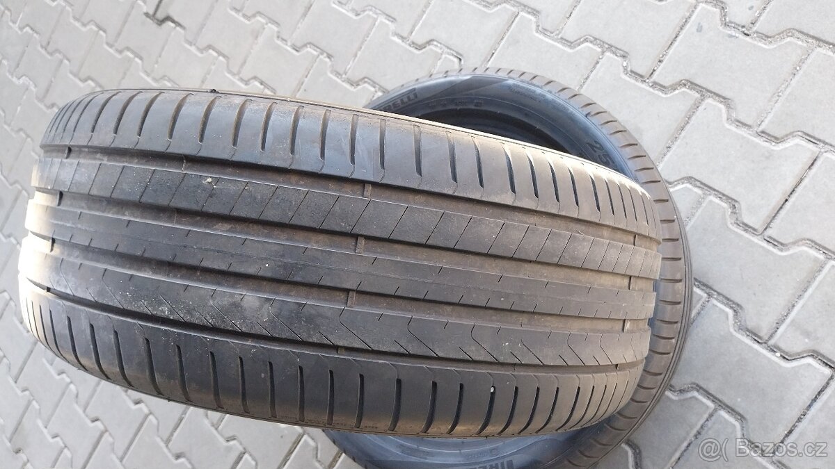 Prodám 2 x letní pneu Pirelli 255/45/19