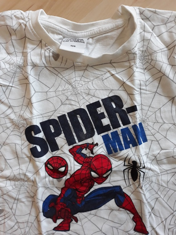 Prodám mikinu, pyžamo a 2 trika Spider man vše velikost 134