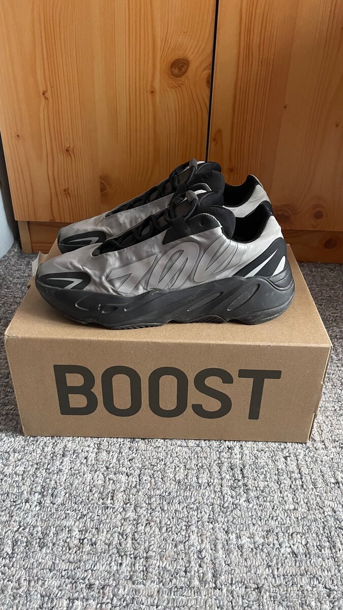 YEEZY 700 42vel