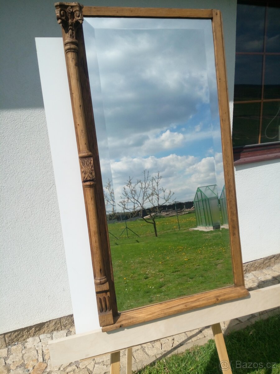 Zrcadlo ve starém rámu