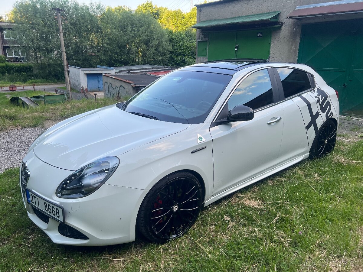 P: Alfa Romeo GIULIETTA QV 1750 - 173 kW