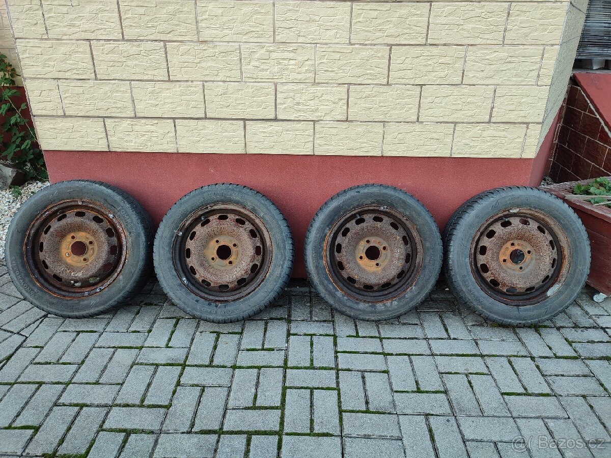 Zimní Pneu 195/60R15 plus disky na Ford fusion.