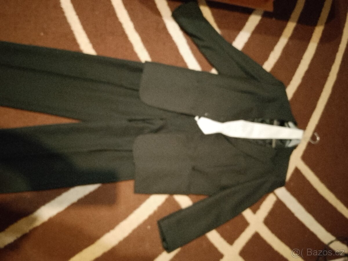 Černé sako + kalhoty + kravata