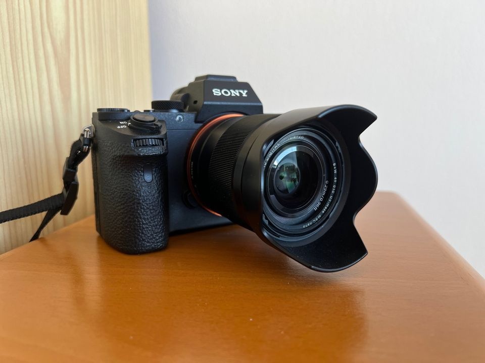 SONY A7 II s objektivem FE 2/28 a brašnou