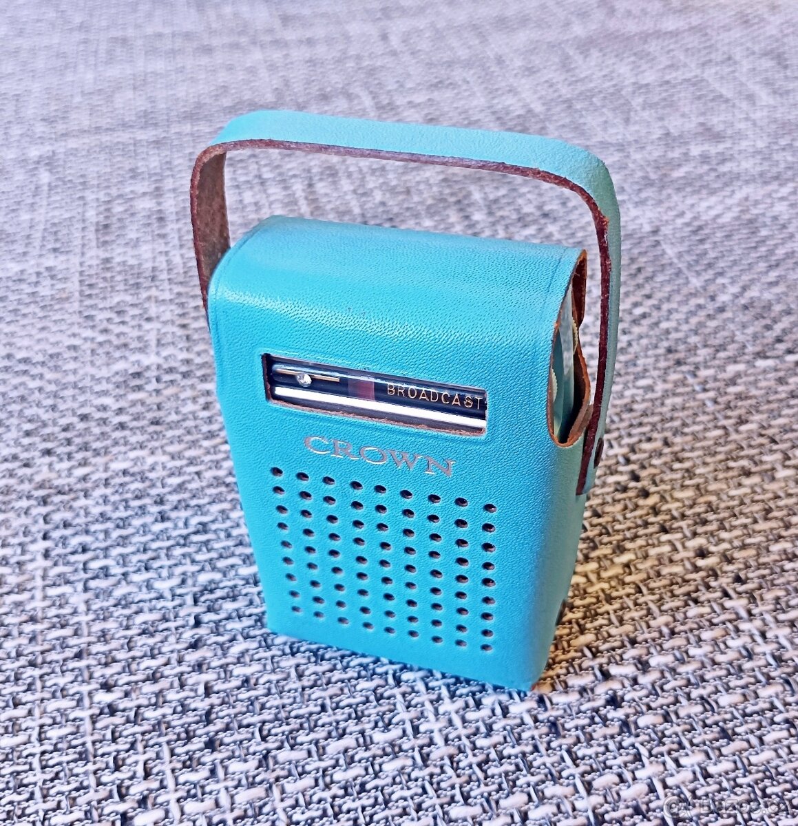 Starožitné kapesní japonské tranzistorové rádio Crown, 1961