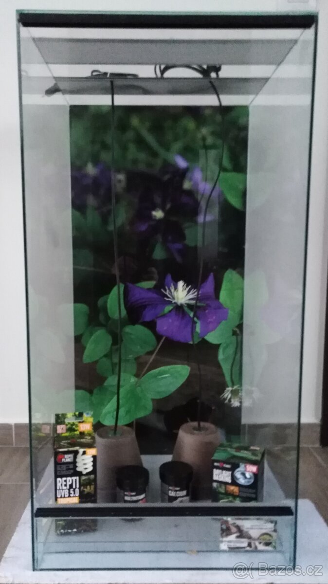 Terarium 40x40x100 nepoužité, polyuretanové pozadí,osvětlení