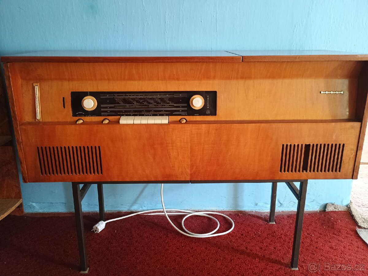 Retro rádio s gramofonem.