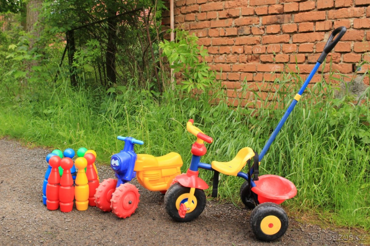 LEVNĚ - tříkolka s vodící tyčí, motorka a kuželky