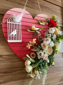Srdíčko ze dřeva s květinami a ptáčkem - 10