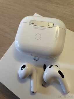 Apple AirPods 3. generace s MagSafe nabíjecím pouzdrem - 10