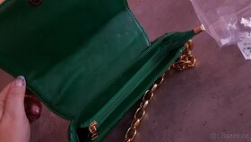 Nová zelená menší kabelka na řetězu - 10