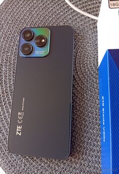 ZTE Blade V50s, 8GB/256GB černý - skleněná záda - 10