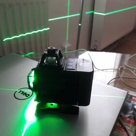 Nový samonivelační laser 4D 16 linek, 2 baterie, Do - 10