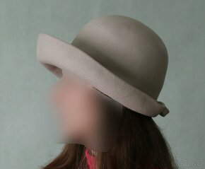 Dámský světle šedý klobouk - ruční práce - 10