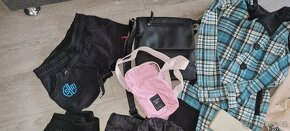balík dámského oblečení a kabelky - 10