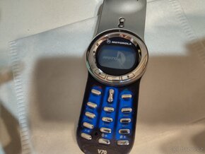 Motorola V70 s originální nabíječkou - 10