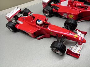 F1 FERRARI F2001 SCHUMACHER HOTWHEELS 1:18 - 10