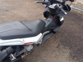 Aprilia  SR MAX 125i bílý rv. 2013 CZ doklady v ceně - 10