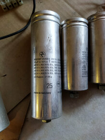 Kompenzační kondenzátory, výkonový rezistor - 10
