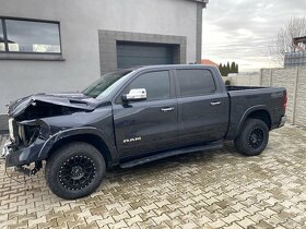 RAM 5.7  2019  Laramie  startuje i jezdi  bourany - 10