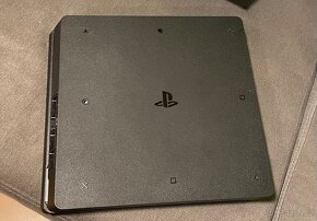 Playstation 4 slim 1TB + 2 ovladače + 2 hry - 10