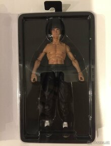 Figurka Bruce Lee, VHS styl obalu, limitka 4000 kusov - 10