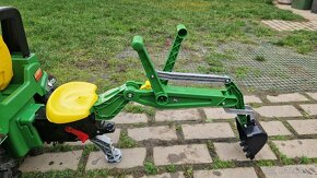 Traktor John Deere - 10