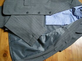 Pánský šedý oblek s černým proužkem - 10