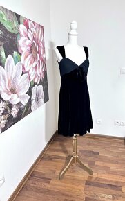 Malé černé elegantní šaty od luxusní řady Armani Collezioni - 10