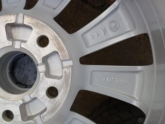 Sada alu kol Škoda 5x112 vč. pneu . 215/60 R - 10