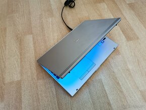 Celokovovy HP Elitebook 8560p procesor i5 AMD RAdeon - 10