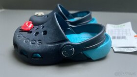 CROCS 10400 Electro 41T Navy-Electric Blue detské papuče - 10