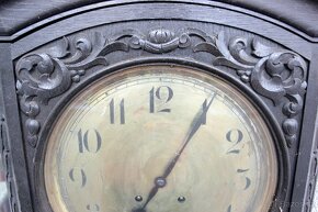 Staré hodiny vyřezávané, tmavé dřevo stáří 80 let - 11