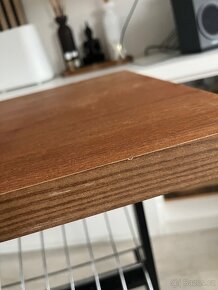 Dřevěný stolek s kovovou konstrukcí a regálem - 11