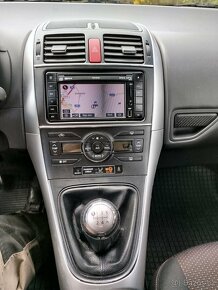 Toyota auris - navigace, nafta, nová STK - 11