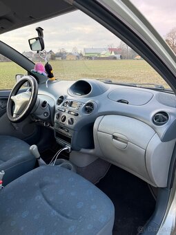 Prodám auto Toyotu Yaris 1.0, 50kw - 11