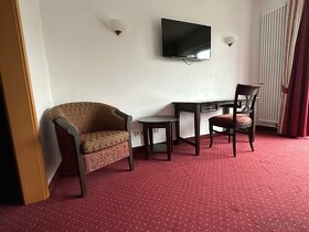 24x použitý hotelový nábytek kompletní hotelové pokoje - 11