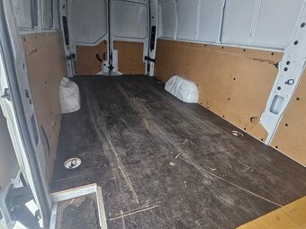 Renault Master,  spací vestavba - 4 EUR palety - 11