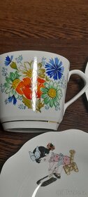 Starožitné dětské talířky a velký porcelánový hrnek - 11