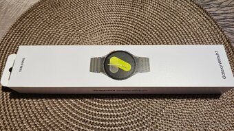 Samsung Galaxy Watch7 44mm zelené + Spigen Rugged Armor - 11